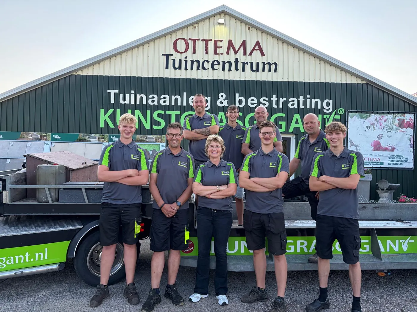 Het team van Tuincentrum Ottema voor de winkel in Marum